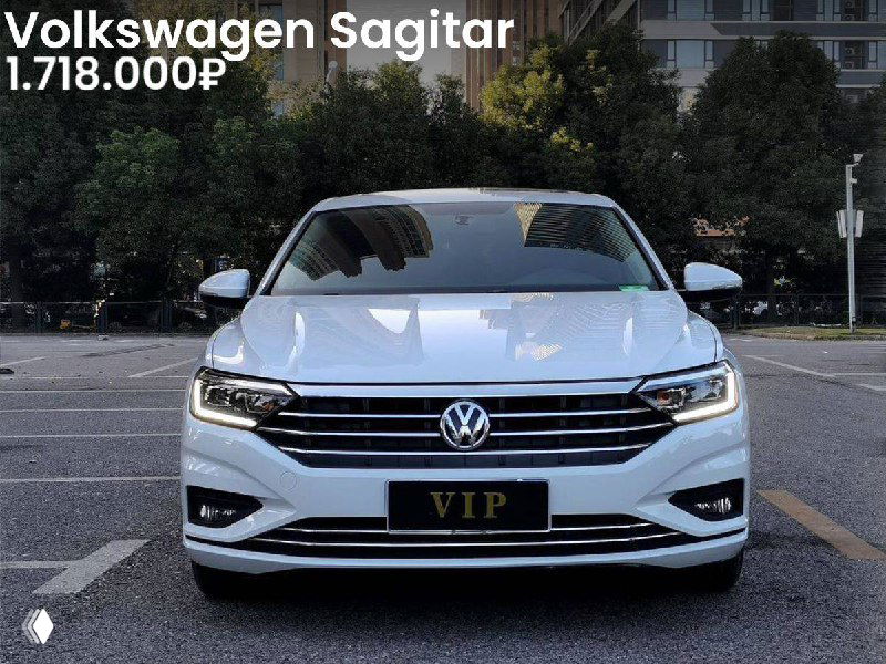 Фотография спереди Volkswagen Sagitar белого цвета на парковке; видны фары, эмблема VW и указанная цена 1.718.000₽ в левом верхнем углу.