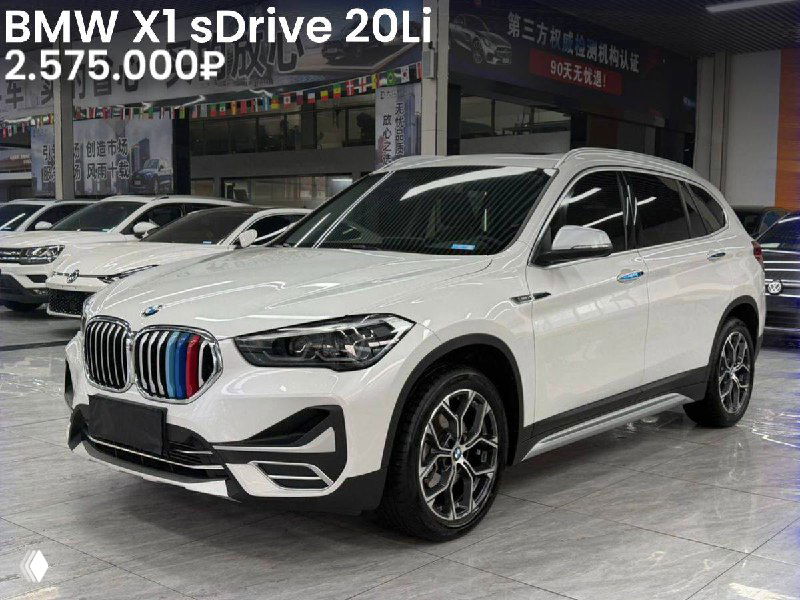 Белый BMW X1 sDrive 20Li в дилерском помещении в Китае: показан профиль и передняя часть автомобиля, видна эмблема BMW и примыкающие авто на фоне.