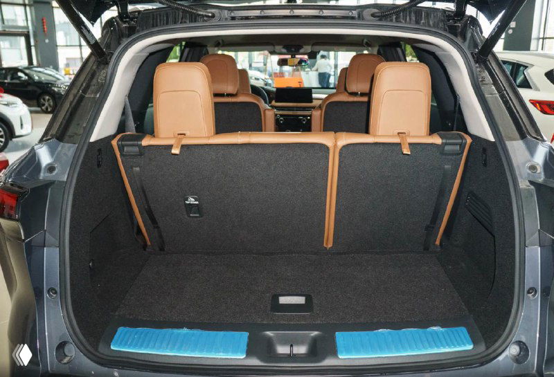 Багажник Infiniti QX60 — открытый объём багажного отделения с поднятыми спинками сидений, видна обивка и порог багажника.