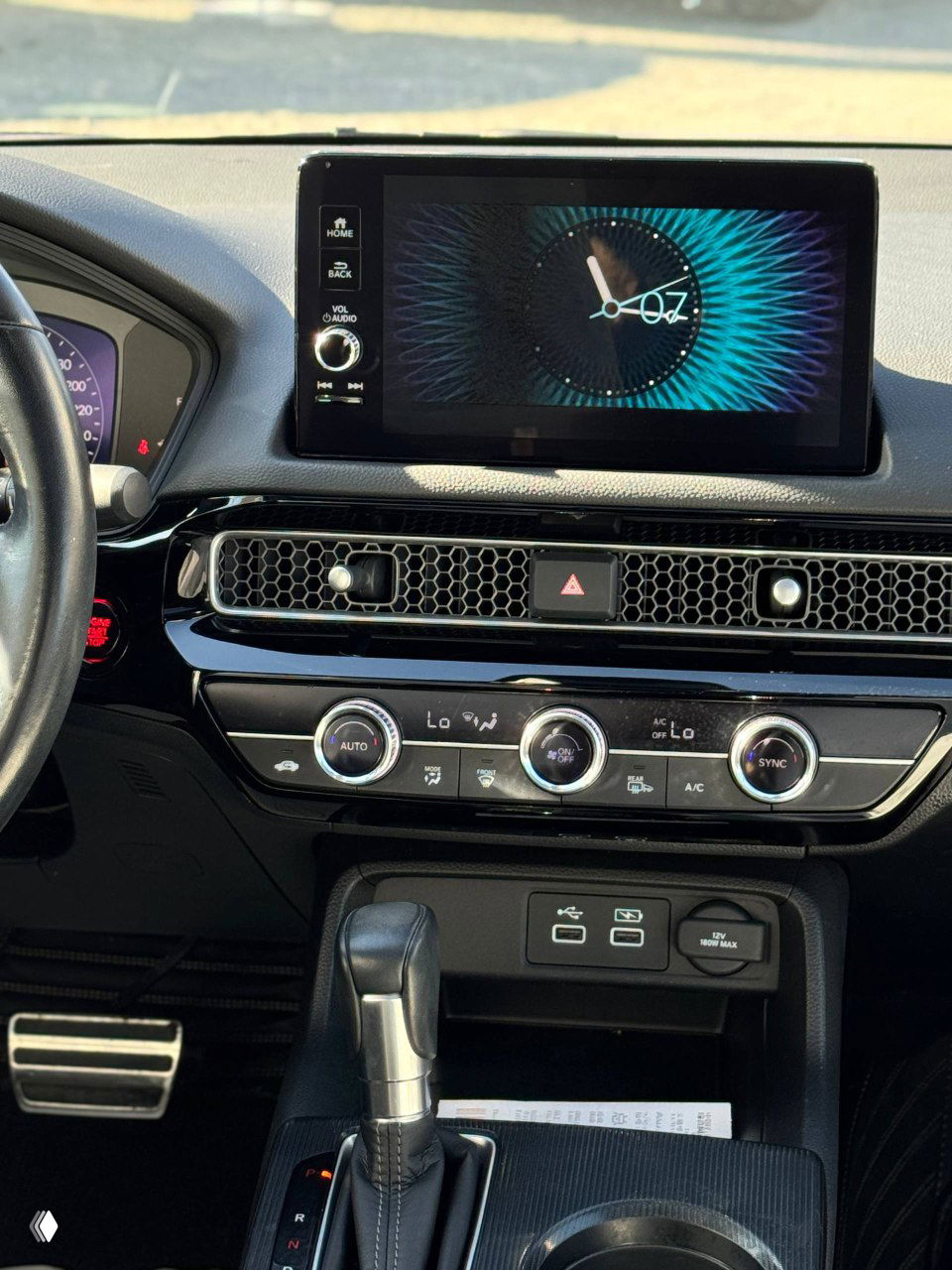 Мультимедийный экран и центральная панель Honda Civic 2021: крупный дисплей, блок климат-контроля и элементы управления на консоли.