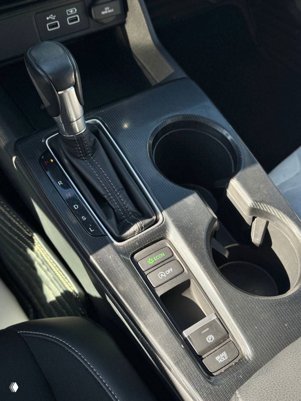 Селектор вариатора и центральный тоннель Honda Civic 2021: рычаг коробки, подстаканники, кнопки режимов (Econ, Auto Hold) и декоративная отделка.