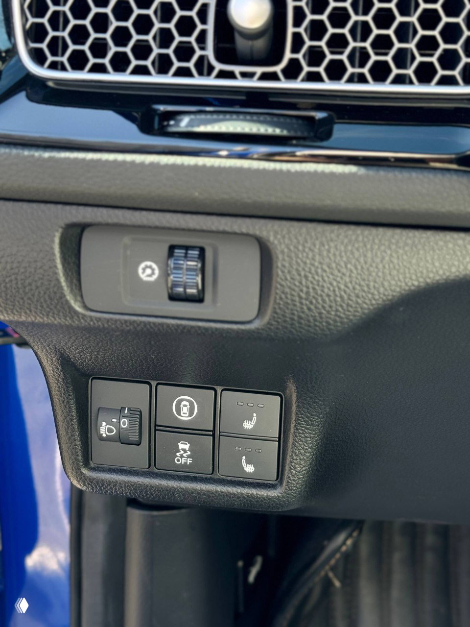 Блок переключателей слева от рулевой колонки Honda Civic 2021: кнопки подсветки, блоки подогрева и ассистентов водителя, общий вид панели.