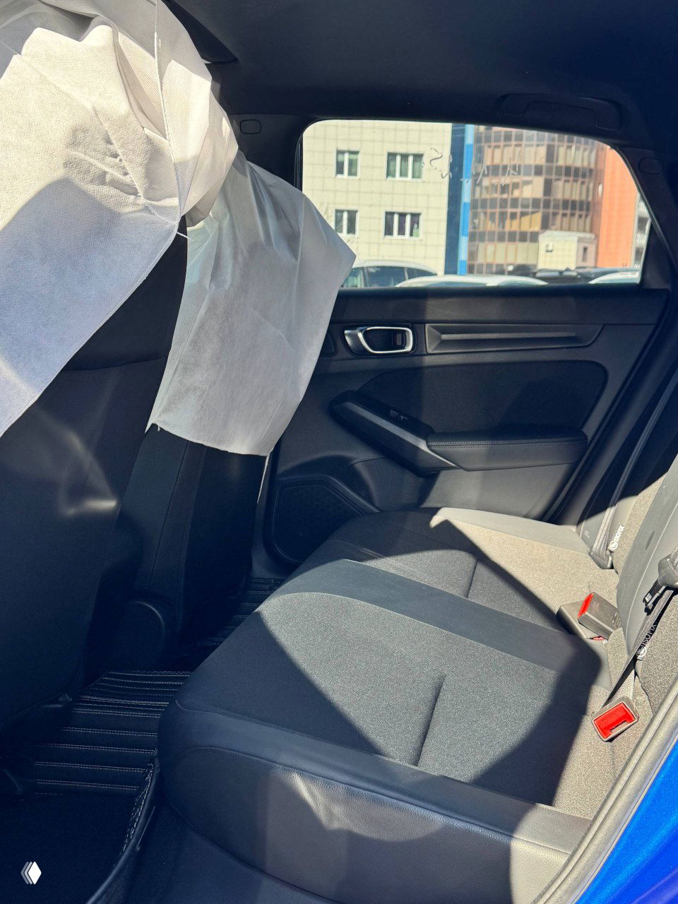 Задние сиденья Honda Civic 2021: пространство для пассажиров, состояние обивки и дверная панель на заднем ряду, фото показывает второй ряд салона.