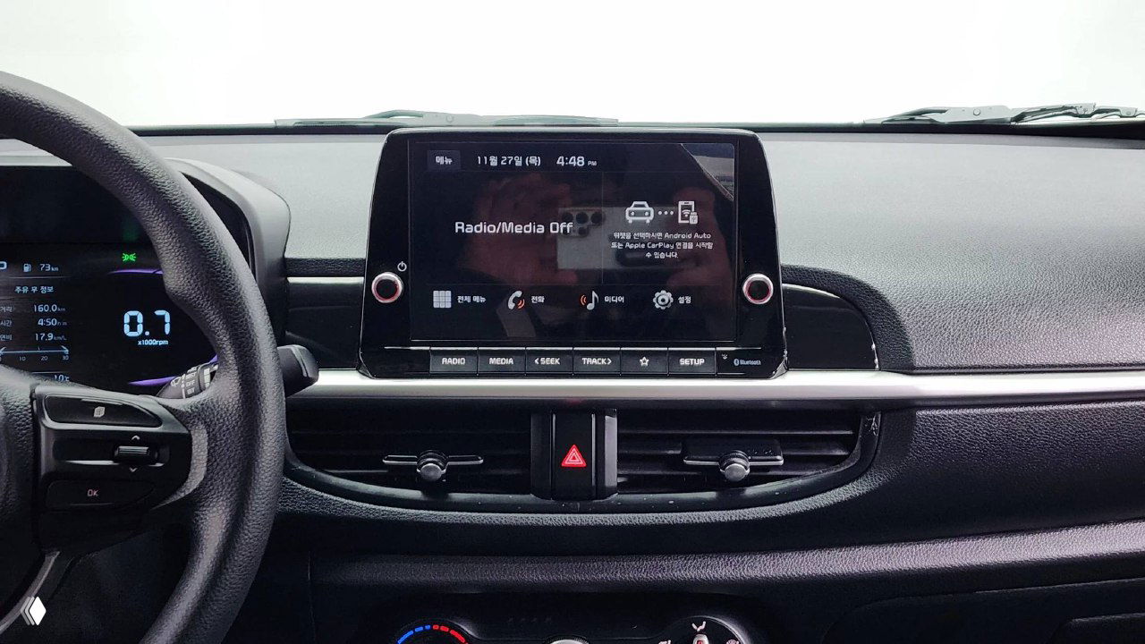 Центральный дисплей и элементы управления мультимедиа в салоне KIA Morning 2025: меню, кнопки и оформление панели приборов.