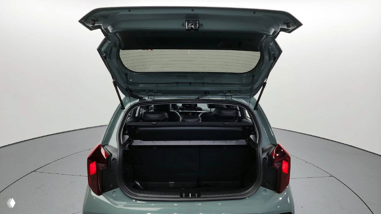 Открытый багажник KIA Morning 2025 — вид изнутри багажного отделения с поднятой дверцей, оценка полезного объёма и отделки ниши.