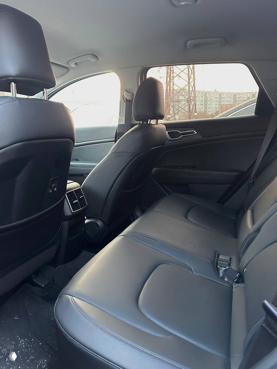 Задний ряд сидений KIA Sportage — вид на кожаные задние кресла и пространство для пассажиров, чистый салон, фото в дневном свете.