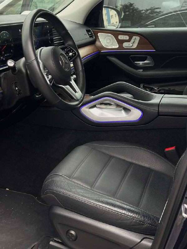 Вид передней части салона Mercedes GLE 450: приборная панель, центральная консоль и декоративная подсветка в интерьере автомобиля.