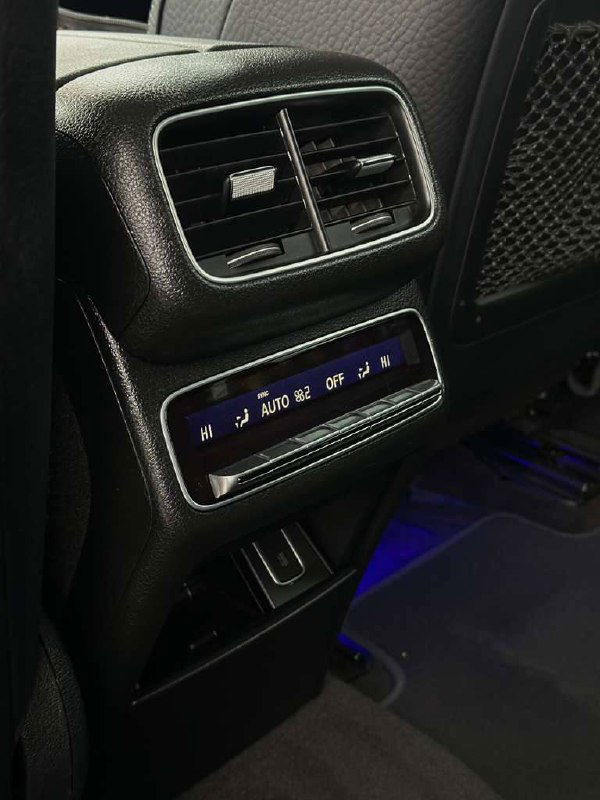 Панель климат-контроля для задних пассажиров Mercedes GLE 450: экран управления, дефлекторы и подсветка на задней части центрального туннеля.