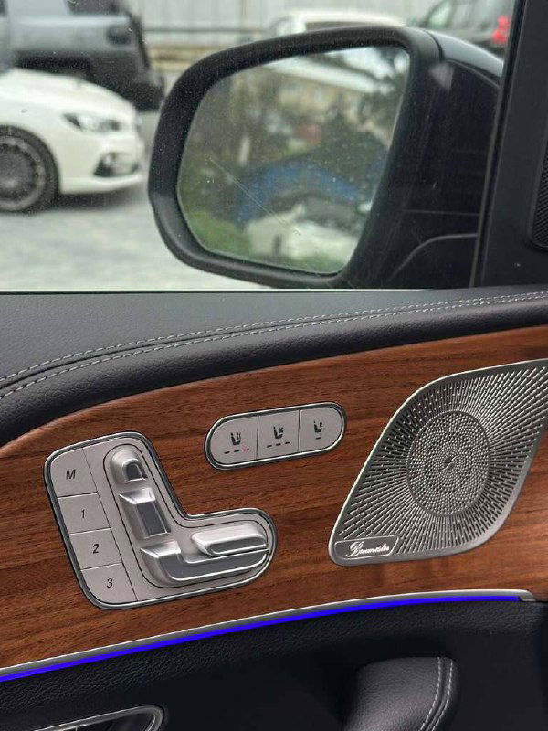 Дверная карта Mercedes GLE 450 с деревянной вставкой, подсветкой и панелью управления положением сиденья — вид крупным планом.