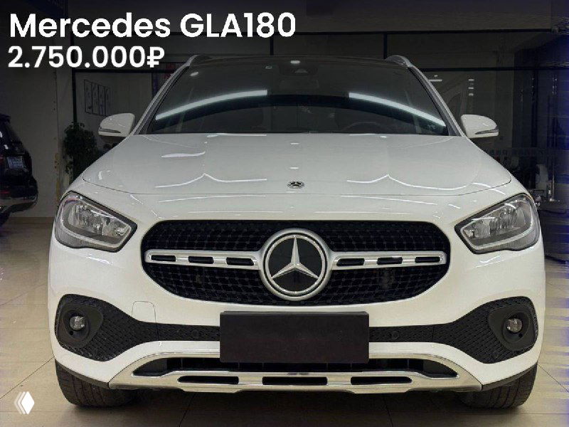 Mercedes GLA180 белого цвета в шоуруме, фронтальный вид крупным планом; на фото указана цена 2.750.000₽ и логотип Mercedes.