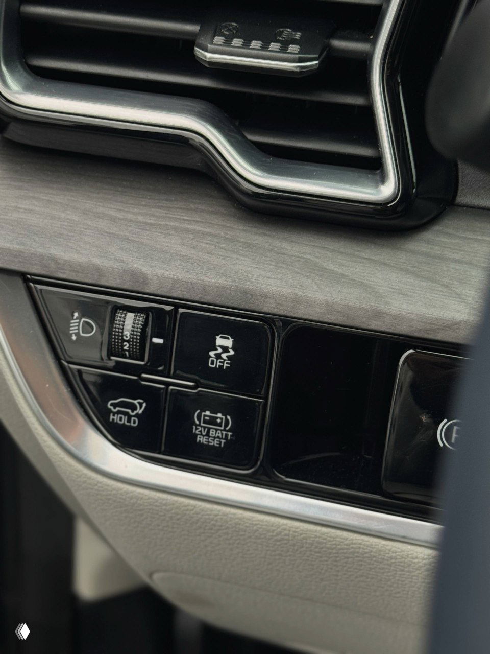 Отсек с 12V, USB и USB‑C портами, а также площадкой для беспроводной зарядки в передней панели KIA Sportage — удобный блок для гаджетов.