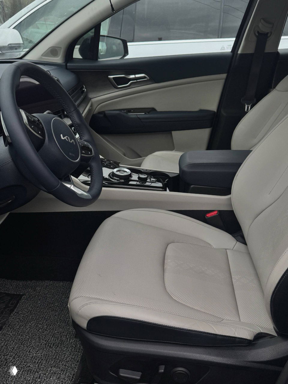 Панель органов управления возле воздуховода KIA Sportage: кнопки регулировки света, режимов устойчивости, Hold и индикация 12V BATT RESET на фоне декоративной вставки.