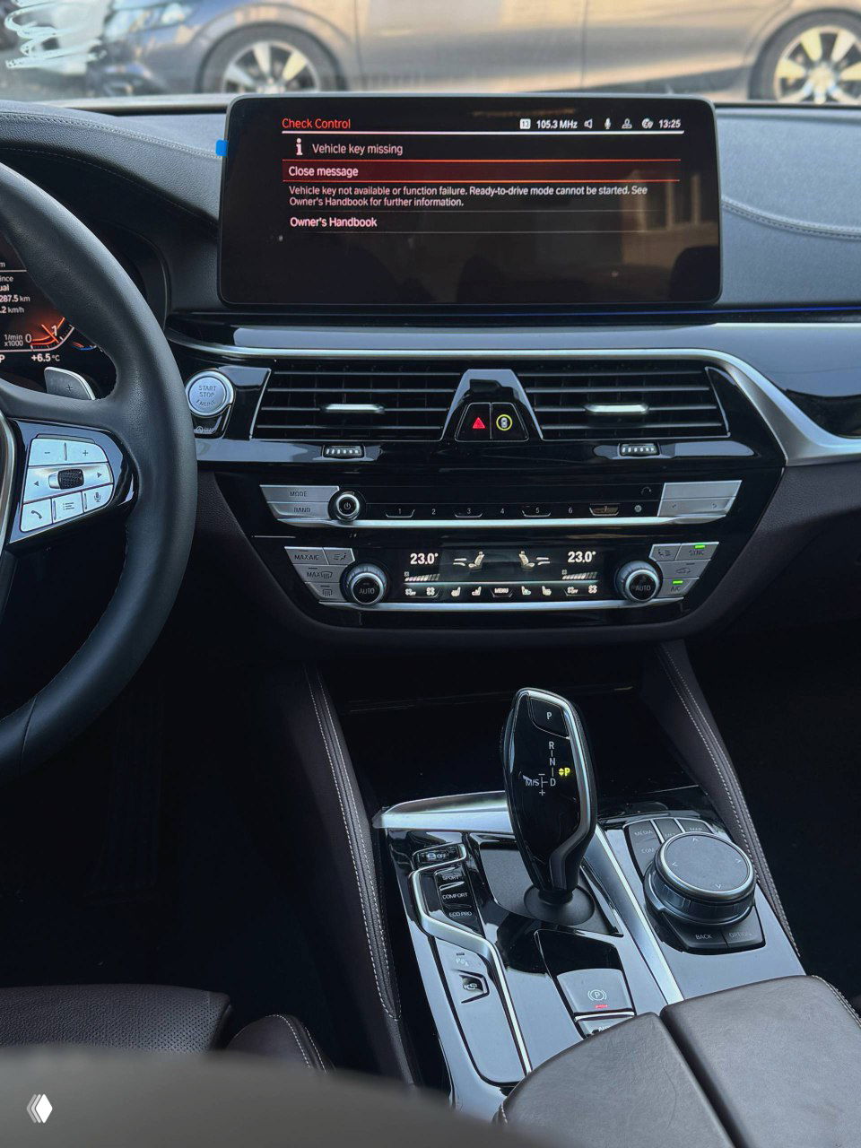 Мультимедийный дисплей и центральная панель BMW 530i с предупреждением "Vehicle key missing" на экране и видимыми элементами управления климатом и селектором передач.