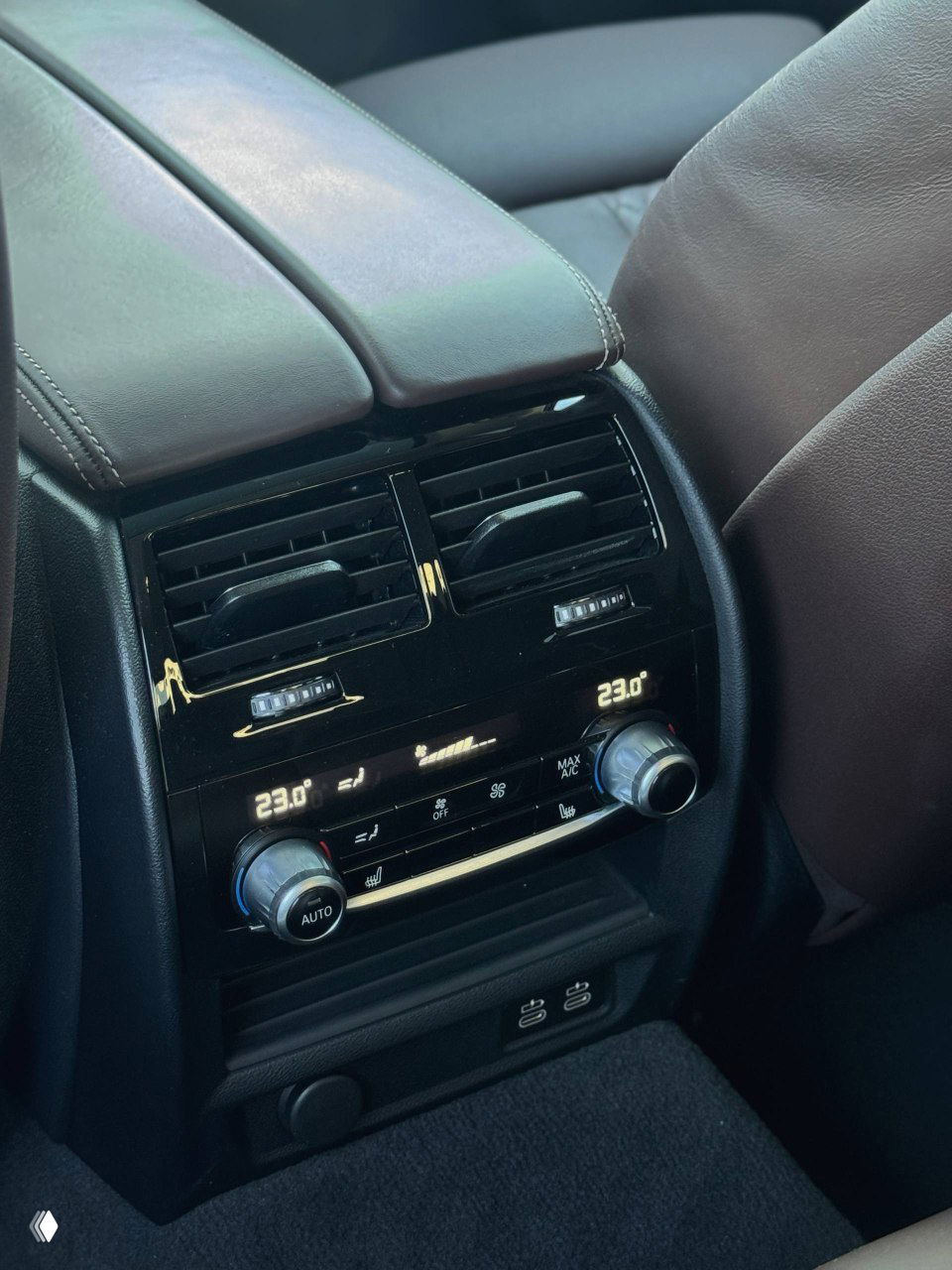 Блок климат-контроля для задних пассажиров BMW 530i с цифровыми индикаторами 23.0°C и портами зарядки внизу — крупный план функционала для заднего ряда.