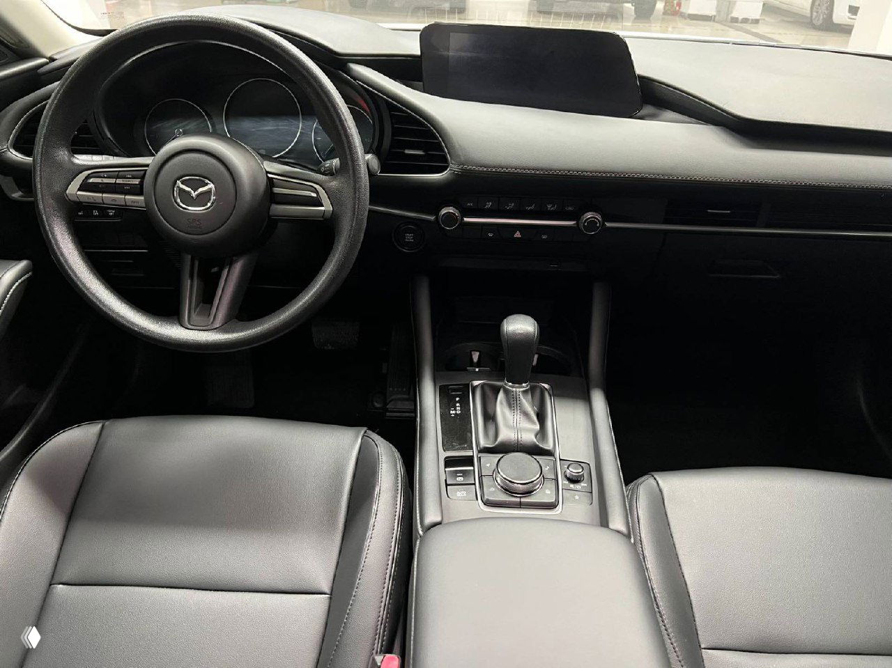 Интерьер Mazda 3 Axela — приборная панель, рулевое колесо и центральная консоль: селектор АКПП, регуляторы климата и экран мультимедиа в хорошем состоянии.