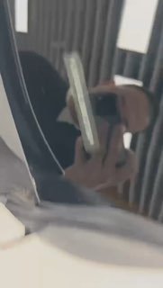 Задний ряд Mazda 3 Axela — чёрная обивка, свободное пространство для ног и вид на задние вентиляционные дефлекторы; фотография сделана внутри шоурума в Китае.