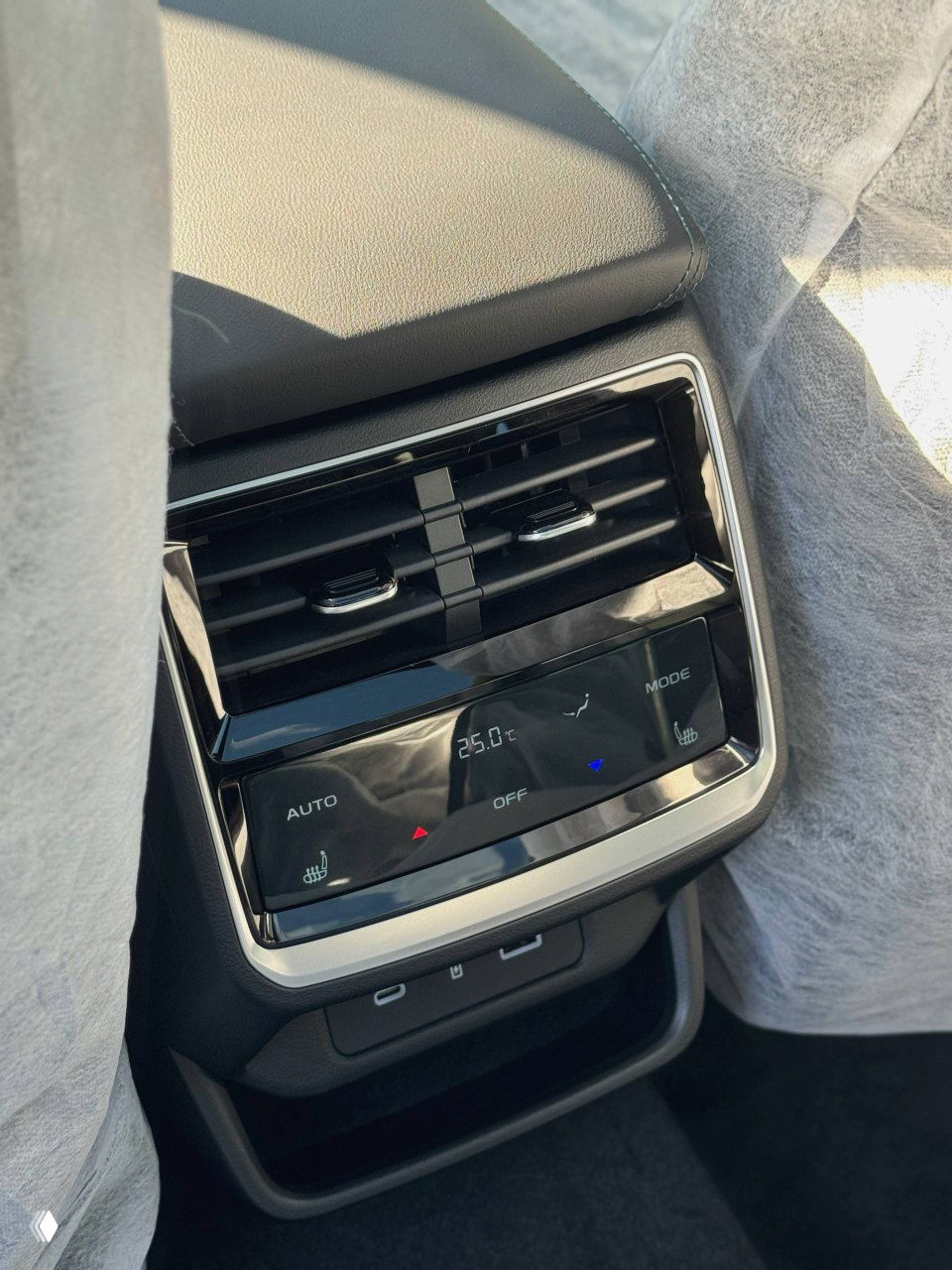 Панель управления климатом для задних пассажиров Geely Monjaro: цифровой дисплей температуры, кнопки подогрева и посадочные USB-порты, детальный кадр.