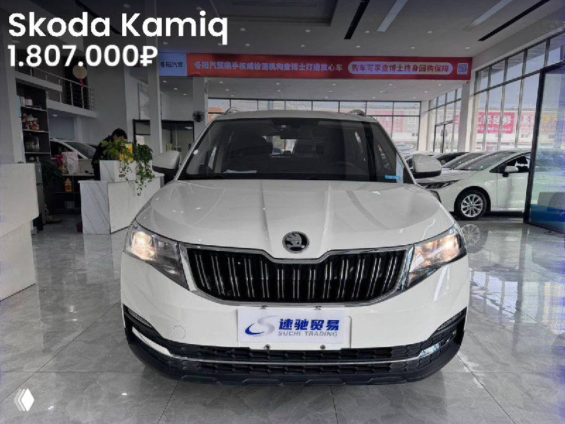 Фронтальный снимок Skoda Kamiq 2021 в китайском автосалоне, вид на решётку и бампер, пробег 62.000 км, цена 1.807.000₽.