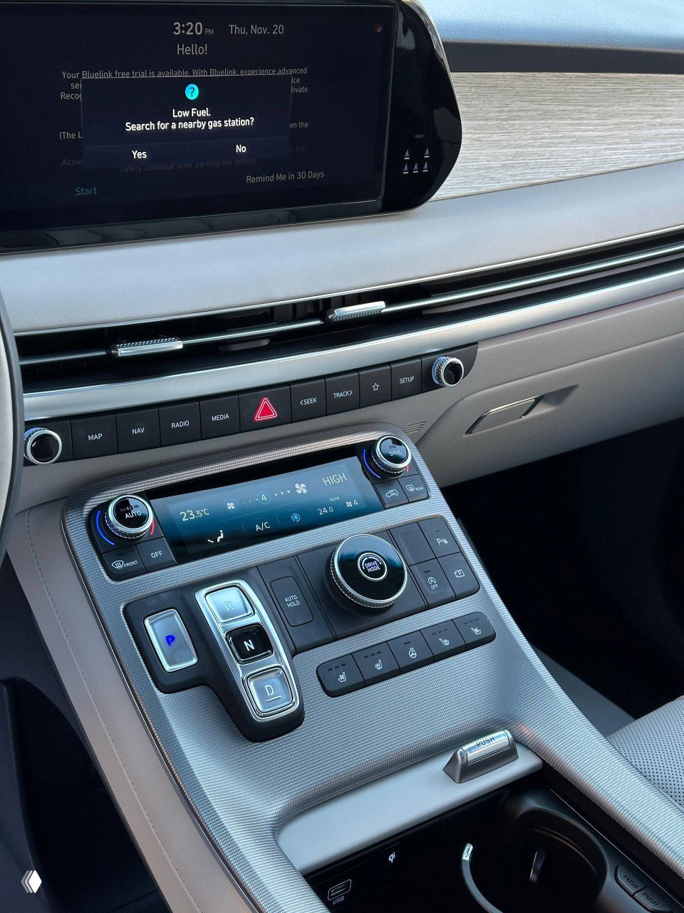 Центральная консоль Hyundai Palisade — кнопочный селектор передач, сенсорный блок климата и крупный экран над панелью управления.