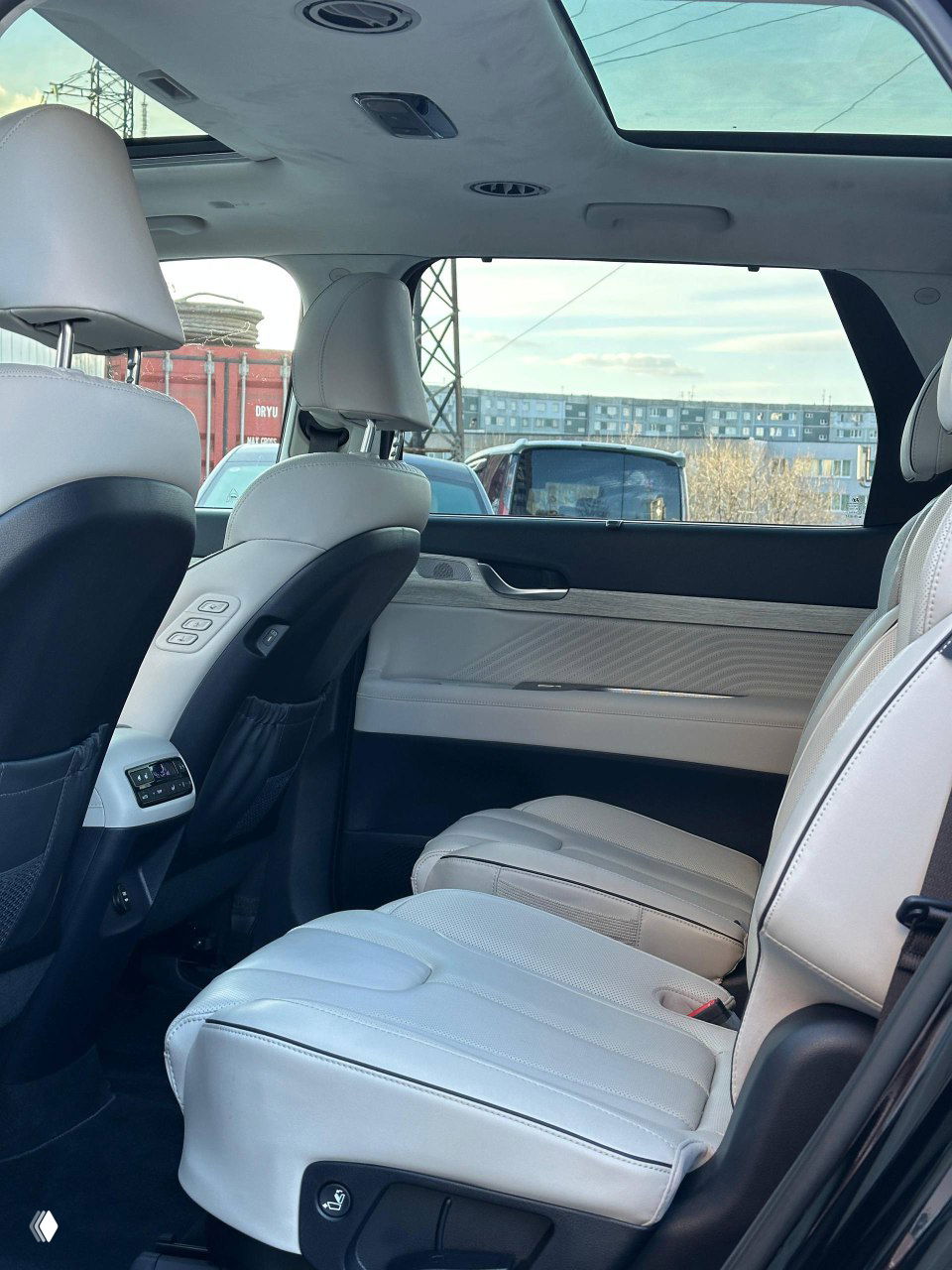 Второй ряд сидений Hyundai Palisade — просторный салон, отдельные регулировки и посадочные места с кожаной обивкой.