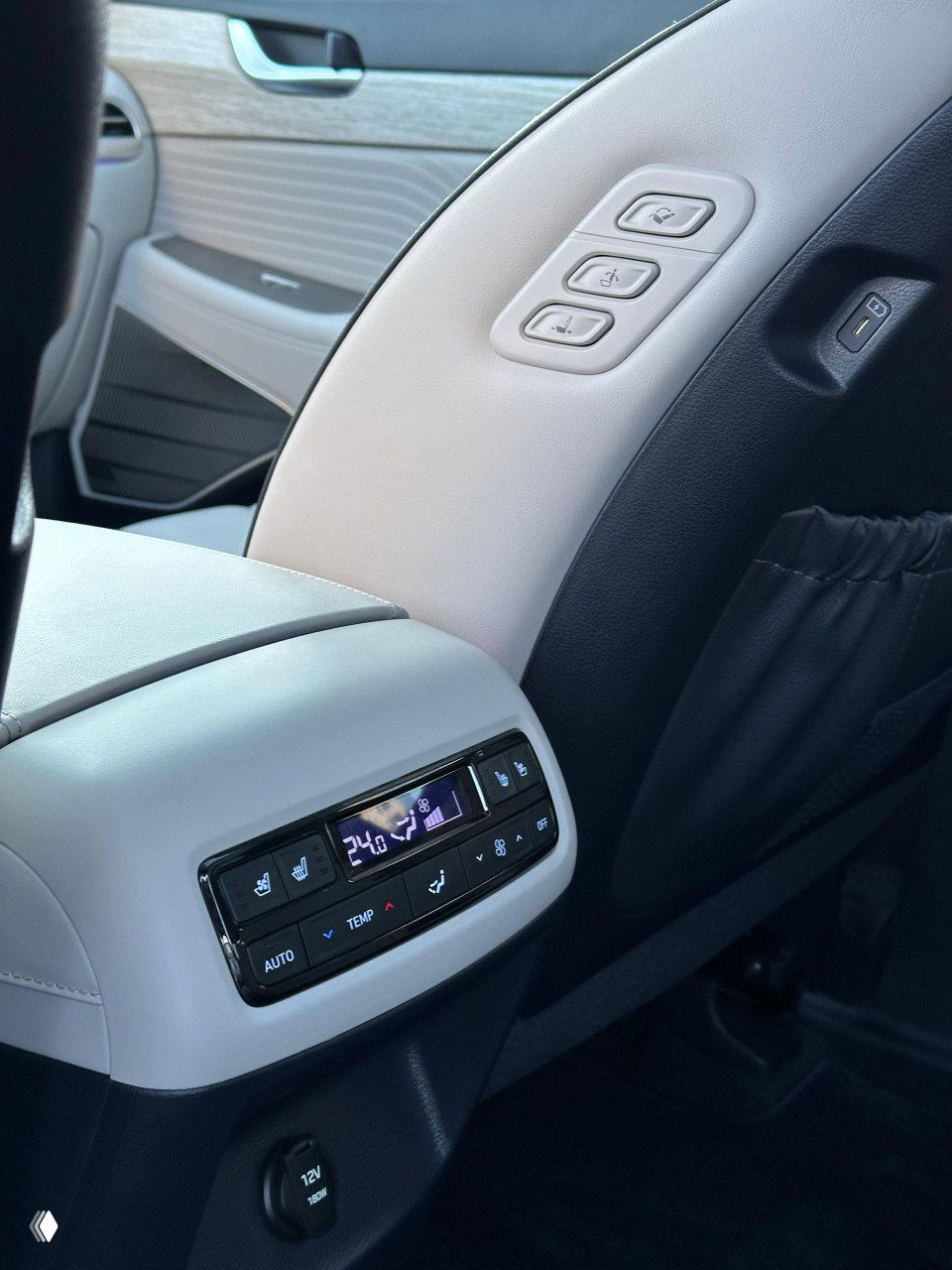 Боковая дверная панель и элементы управления памятью сидений — отделка под дерево, кнопки SET и встроенная акустика в двери.