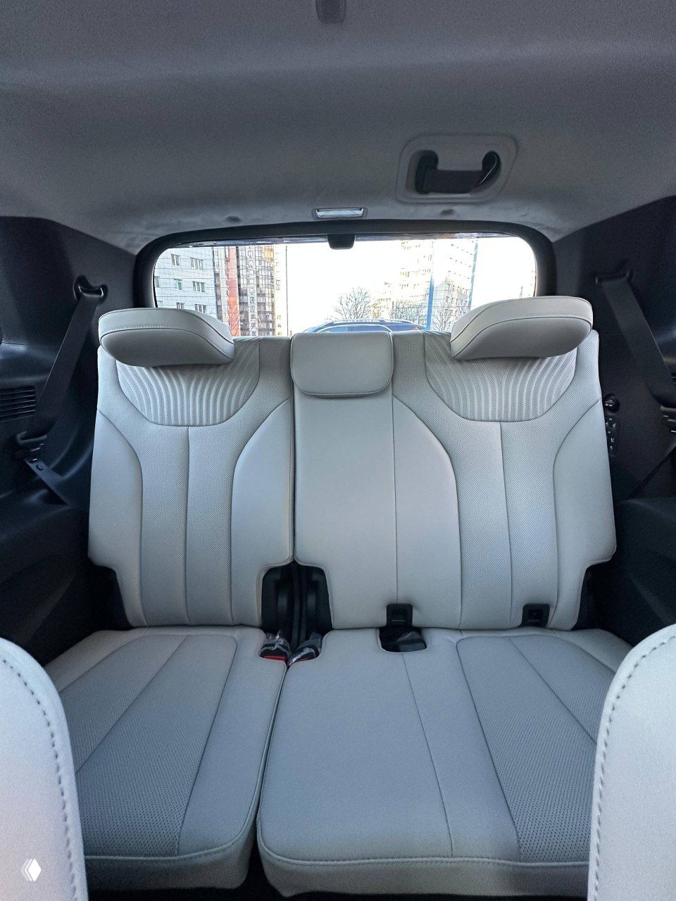 Панель управления климатом для пассажиров второго ряда Hyundai Palisade — экран с температурой, кнопки подогрева и разъём 12V.