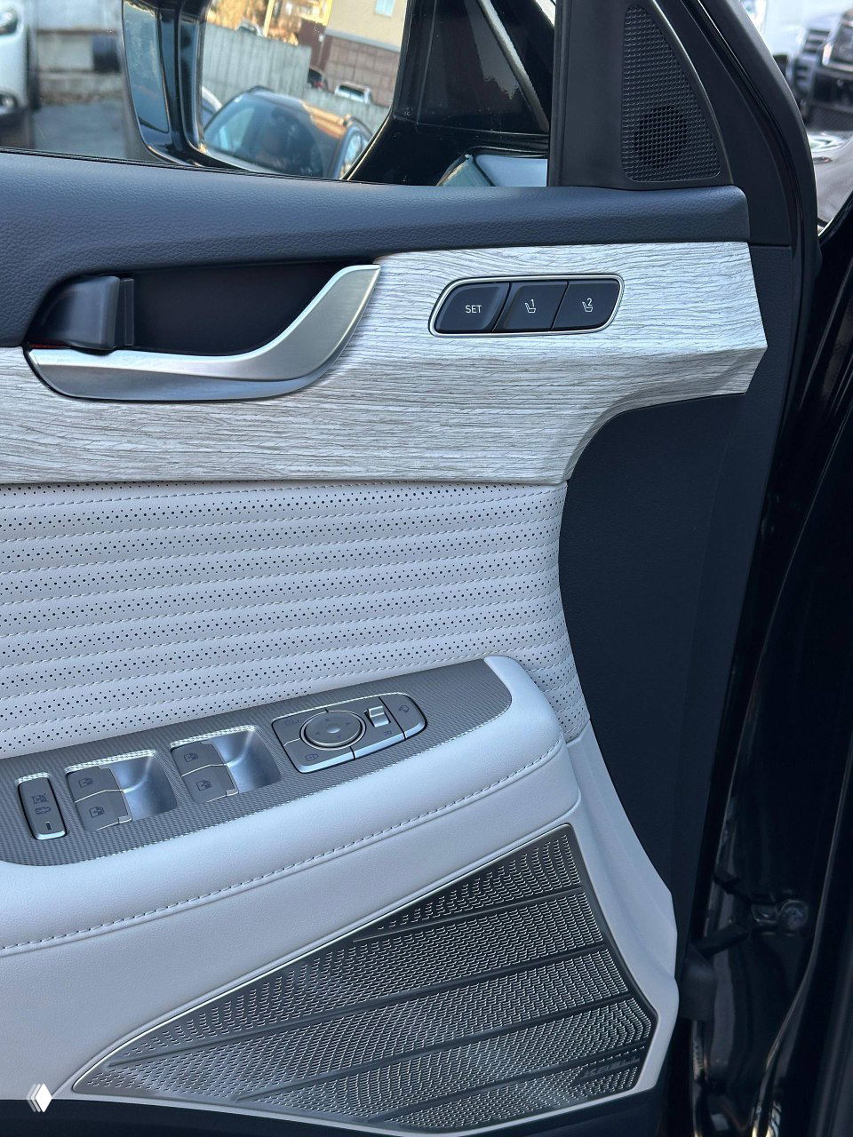 Третий ряд сидений Hyundai Palisade — трёхместная секция с текстурированной светлой обивкой и подголовниками, вид от багажника.