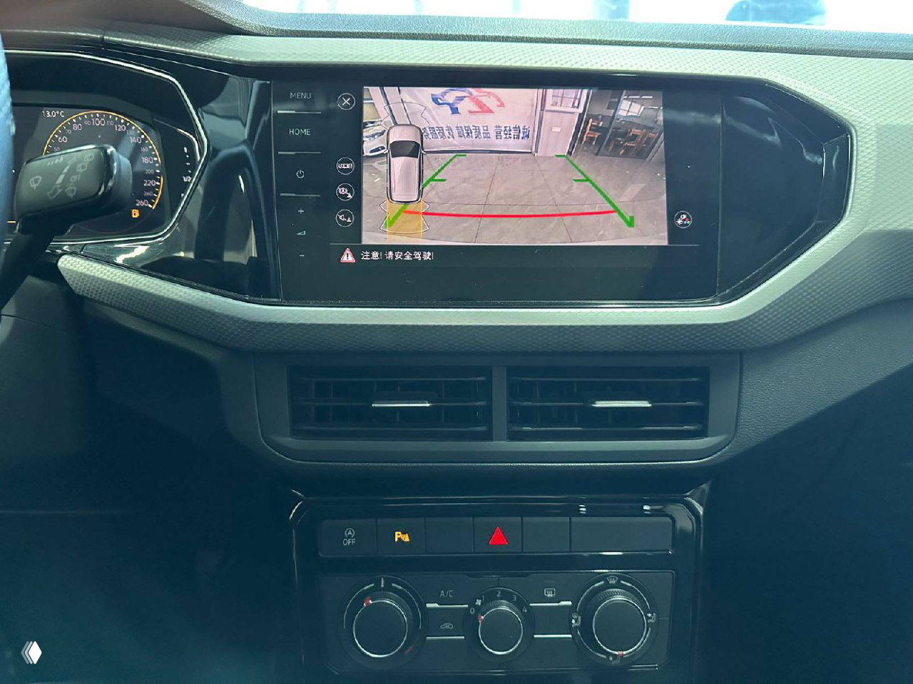 Мультимедийный экран и центральная панель Volkswagen Tacqua: отображение камеры заднего вида на экране, элементы управления климатом и вентиляция.