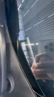 Увеличенный фрагмент кузова Volkswagen Tacqua с отражением и следами рук на стекле: близкий план показывающий состояние лакокрасочного покрытия.