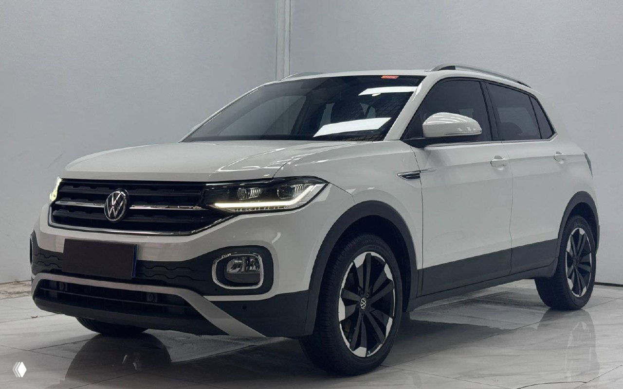 Белый Volkswagen Tacqua в студийной подсветке на белом фоне: боковой и передний ракурсы, чётко видны линии кузова и диски колёс.