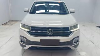 Два близких фронтальных кадра белого Volkswagen Tacqua в студии: симметричный вид, чётко видна решётка радиатора и фары автомобиля.