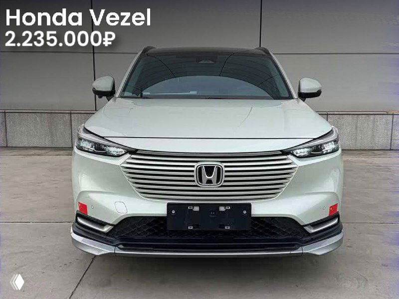 Лицевая часть белого Honda Vezel 2022 года на площадке в Китае, видно оформление бампера и номерной брус, цена 2.235.000₽.