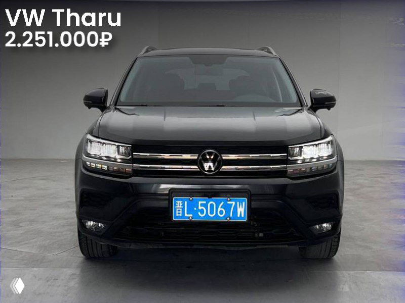 Фронтальный вид чёрного Volkswagen Tharu 2022 года в автосалоне Китая, видна синяя номерная табличка и указана цена 2.251.000₽.
