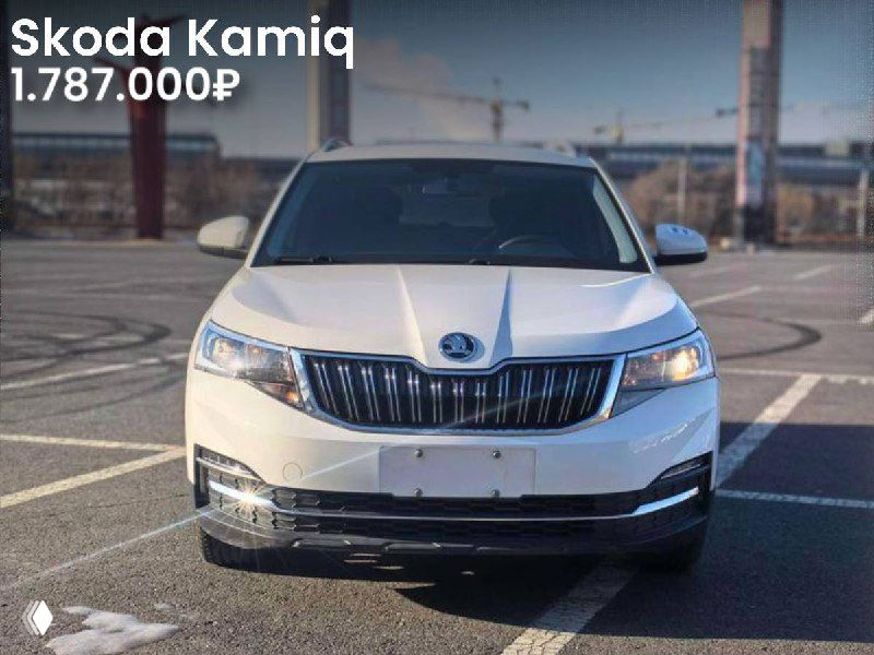 Skoda Kamiq 2021 компактный кроссовер серебристого цвета, фото спереди на стоянке в Китае с видимой решёткой радиатора и ценой 1.787.000₽