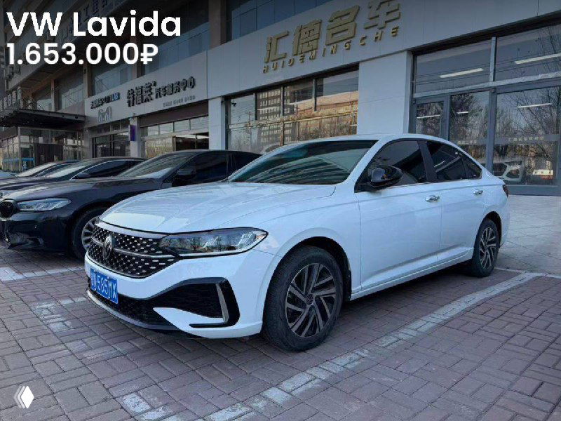 Volkswagen Lavida 2022 седан белого цвета, фотография спереди возле дилерского центра в Китае, отмечено наличие окрасов и цена 1.653.000₽