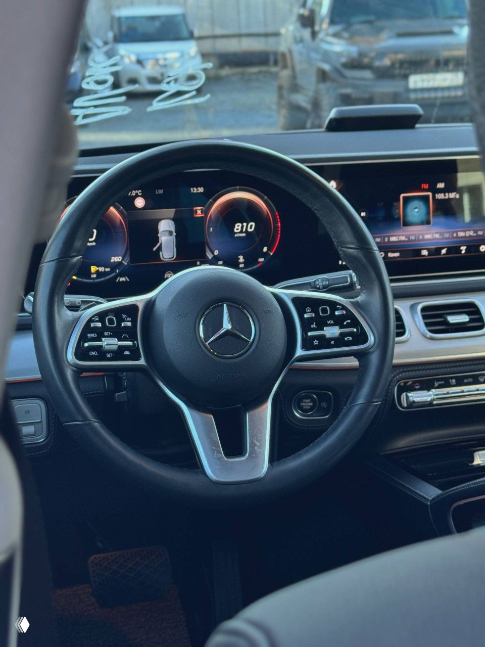 Рулевое колесо и цифровая комбинированная приборная панель Mercedes GLE300d, крупный план на мультимедиа и дисплеи внутри салона.