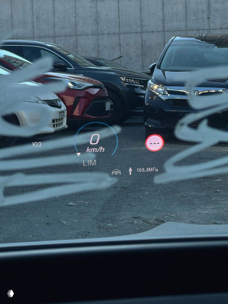 Проекция приборов и HUD на лобовом стекле Mercedes GLE300d, показана индикация скорости и информация ограничителя скорости на фоне парковки.