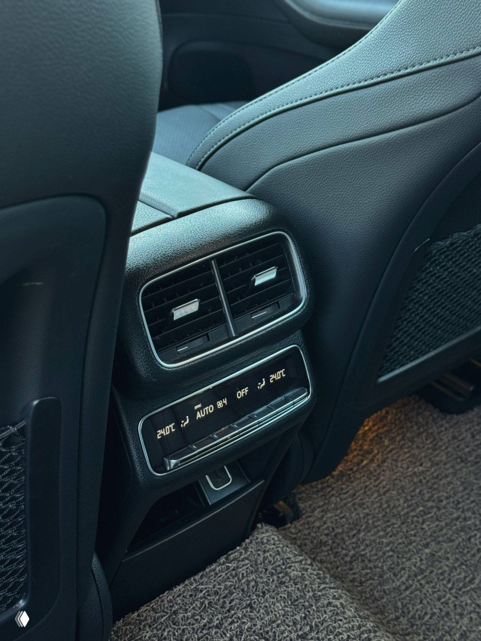 Блок задних дефлекторов и панель климат-контроля для пассажиров Mercedes GLE300d, крупный план на регулировки температуры и вентиляционные решётки.