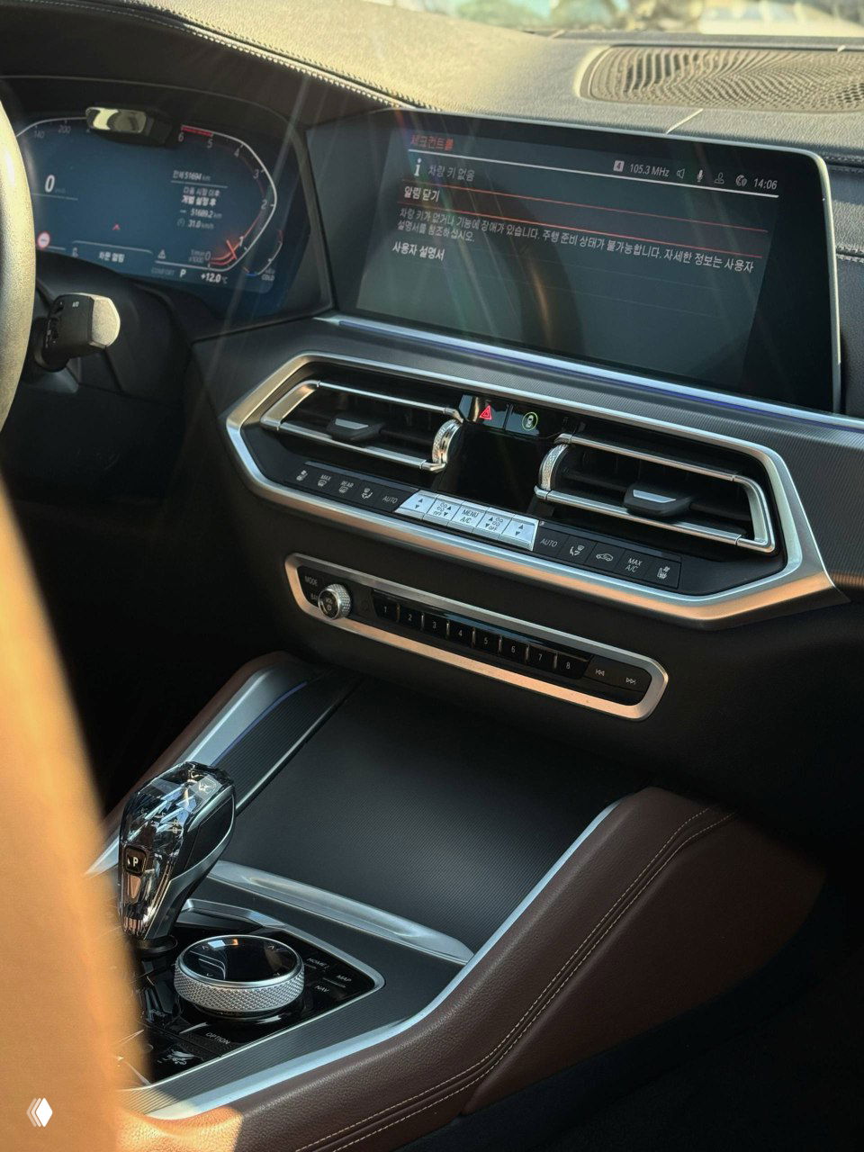 Крупный план приборной панели и мультимедийного экрана BMW X6 с корейским интерфейсом; состояние приборов и отделки видно на фото