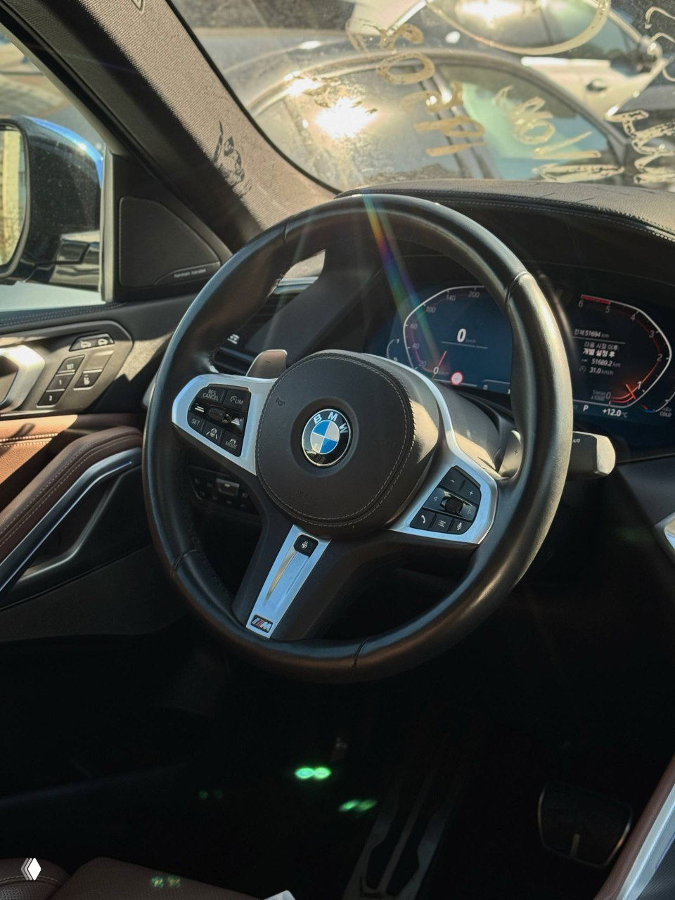 Центральная консоль BMW X6 с прозрачным селектором передач и регулятором iDrive, видна панель управления режимами движения и отделка в хорошем состоянии