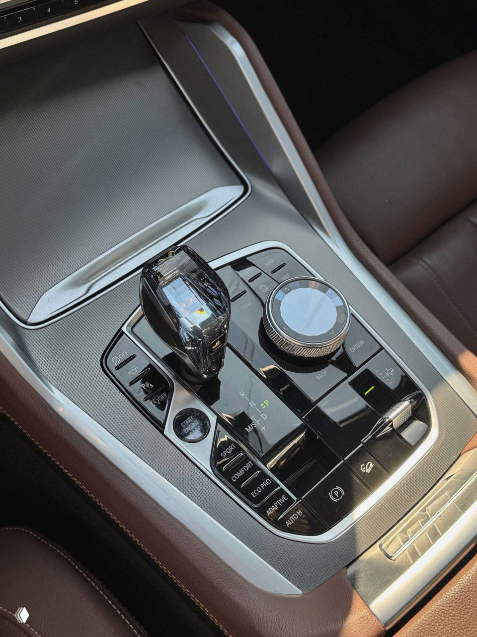 Руль BMW с эмблемой и элементами управления M‑Sport, видно цифровую приборную панель и часть левого кресла; фото демонстрирует состояние управления