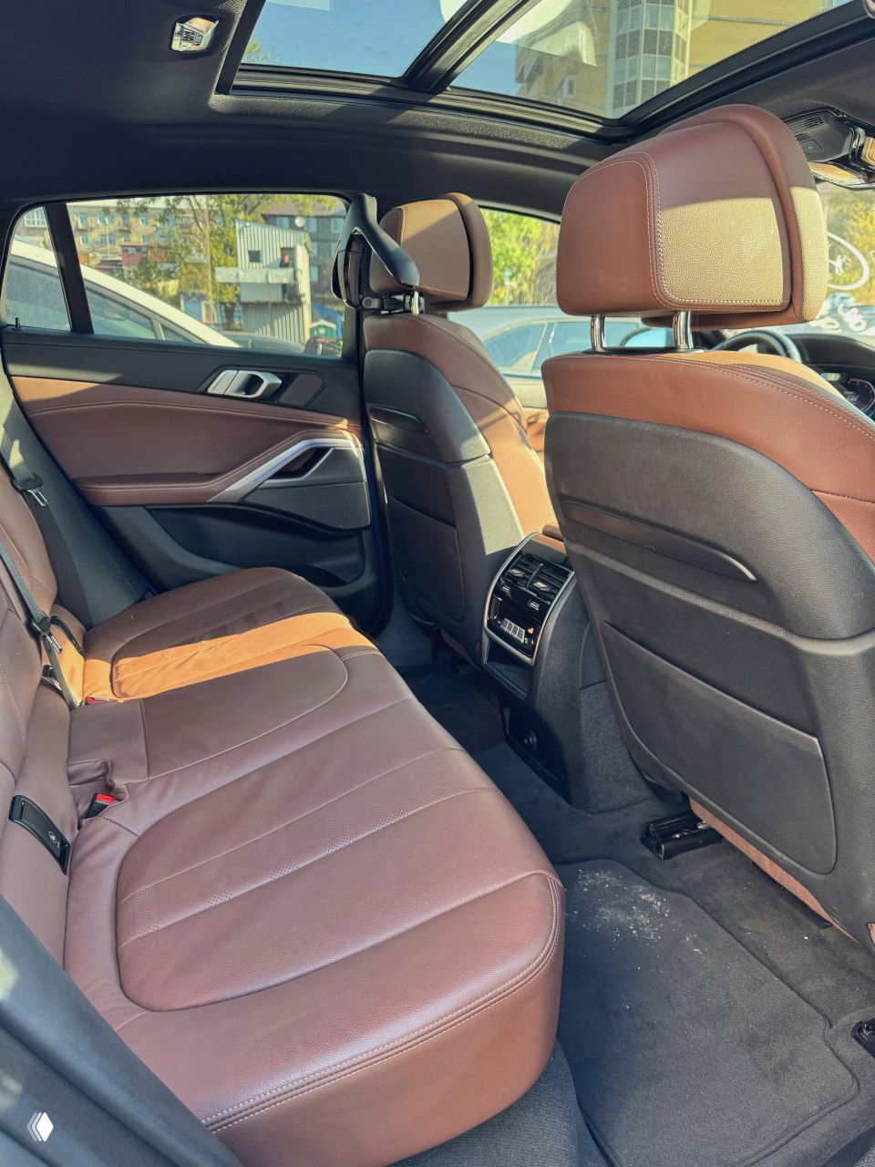 Крупный план селектора передач и блока режимов движения BMW X6, видны кнопки выбора режимов, отделка и поверхности вокруг селектора в хорошем состоянии