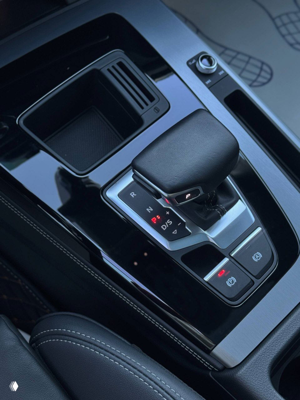 Селектор коробки передач и центральная консоль Audi Q5L: отделка глянцевым пластиком, кнопки режима движения и электронный стояночный тормоз