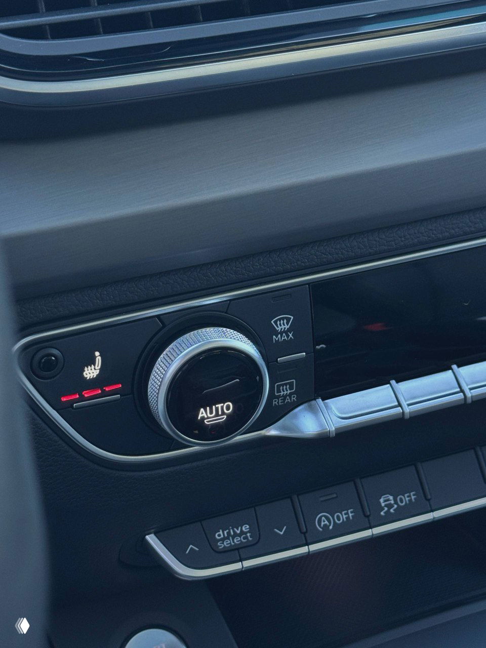 Кнопки климат-контроля и управление подогревом сидений в Audi Q5L, крупный регулятор AUTO и обозначения функций на панели управления