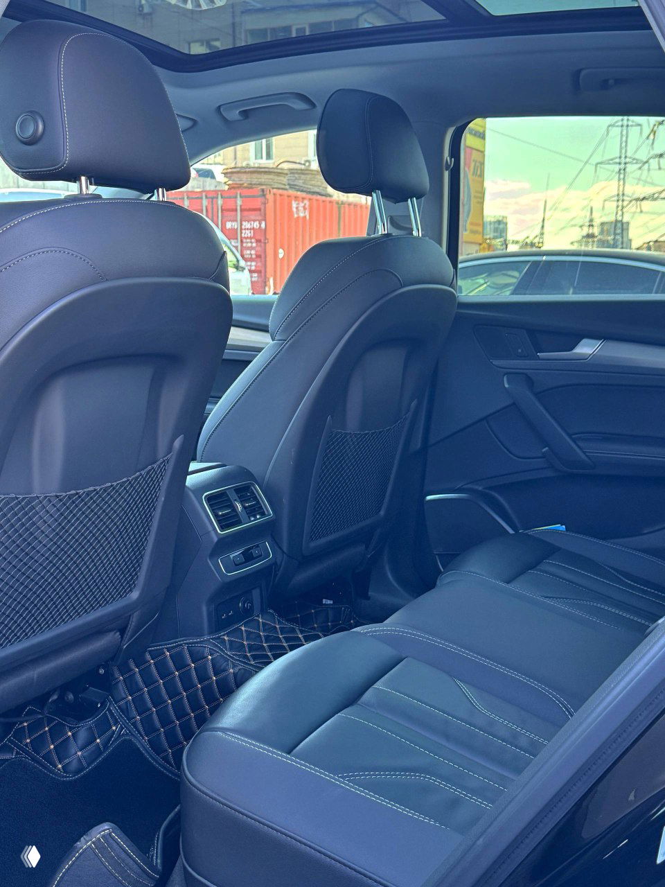 Задний ряд сидений Audi Q5L: кожаная обивка, вентиляционные дефлекторы для задних пассажиров и достаточное пространство для ног