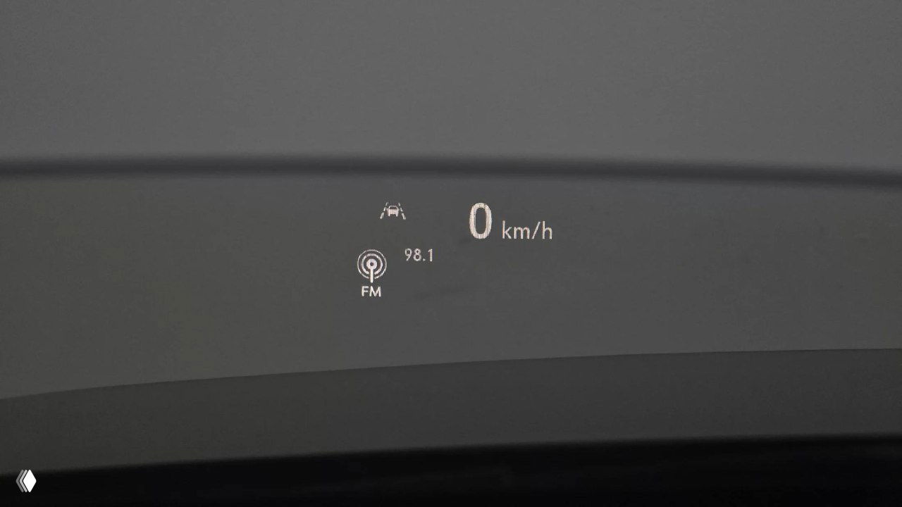 Проекция Head-Up дисплея на лобовое стекло Chevrolet Trailblazer, показывающая скорость 0 km/h и индикаторы, демонстрирующая наличие HUD.