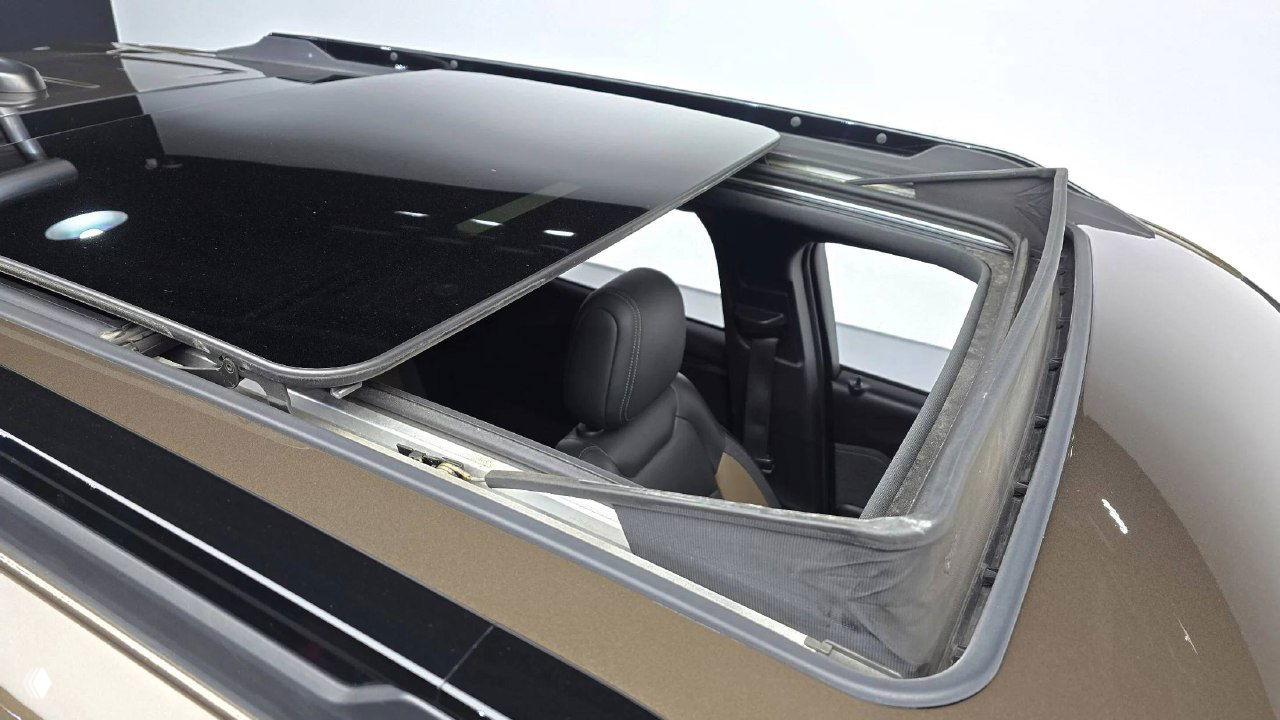 Открытый панорамный люк и фрагмент потолка Chevrolet Trailblazer — показан механизм люка и вид из салона вверх, демонстрирующий дополнительную опцию.