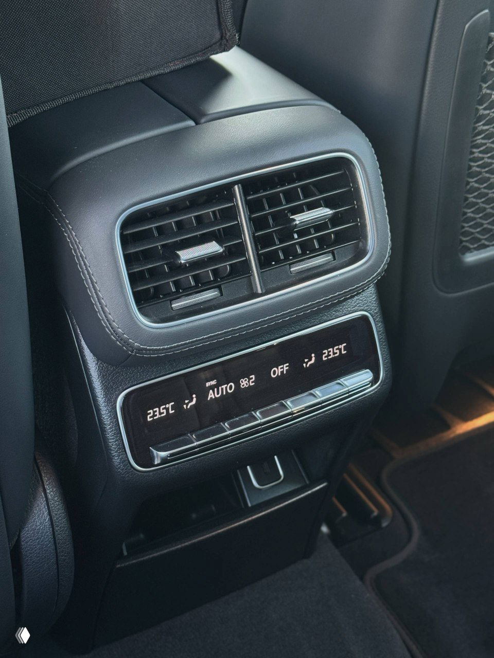 Задняя панель с вентиляционными отверстиями и экраном управления климатом в салоне Mercedes GLE53 AMG — крупный план блока климат-контроля и дефлекторов.