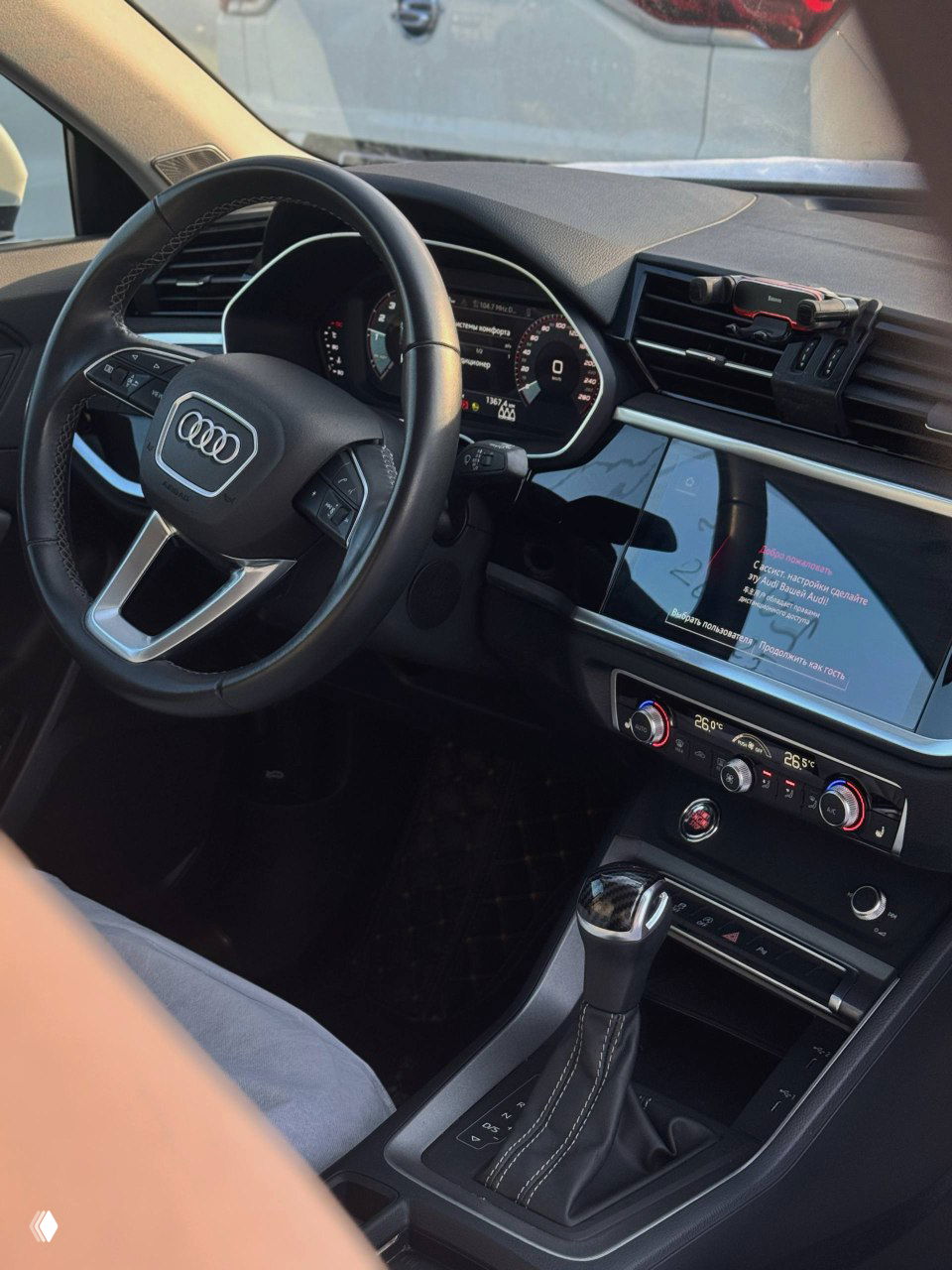 Салон Audi Q3: рулевое колесо, цифровая панель приборов и центральный дисплей мультимедиа, вид со стороны водителя