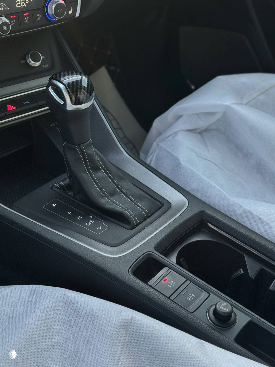 Рычаг управления коробки-робот и центральный тоннель Audi Q3, чехлы на сидениях для защиты при доставке